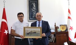 Bakan Çavuşoğlu, Kıbrıs -Azerbaycan Diaspora Merkezi Yönetim Kurulu Başkanı Dinyev’i kabul etti