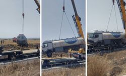 Devrilen akaryakıt yüklü tanker kaldırıldı, yol yeniden trafiğe açıldı