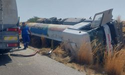 İskele-Ercan ana yolunda akaryakıt yüklü tanker devrildi