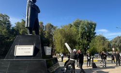 Cumhurbaşkanı Tufan Erhürman, Atatürk Anıtı'na çelenk sundu