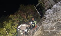 Dağ yolunda meydana gelen kazada tır 60 metre derinliğindeki uçuruma düştü:Bir yaralı