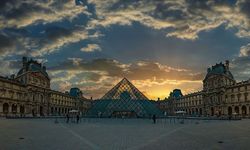 Louvre Müzesi soygun sonrası yeniden açıldı