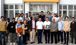 Ödüllü fizikçi Boshkayev DAÜ'de 'kompakt nesneler' üzerinde sunum yaptı