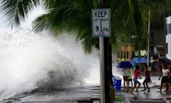 Filipinler'de yaklaşan tayfun nedeniyle on binlerce kişi tahliye edildi
