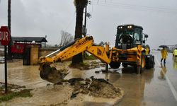 Sağanak devam ediyor, ekiplerin sahadaki çalışmaları sürüyor... Derelerin seviyelerinde ciddi düşüş var