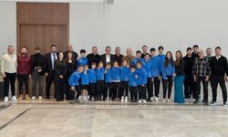 Cumhurbaşkanı Erhürman Perçinci Futbol Okulu'ndan sporcu, yönetici ve aileleri kabul etti