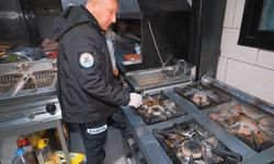 Gazimağusa Belediyesi'nden surlar içinde gece denetimi: 3 işyerine ihbar verildi, tarihi geçmiş ürünler toplatıldı