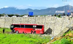 Kontrolden çıkan KIBHAS'a ait yolcu otobüsü tarla içine düştü..Kazada 2 kişi yaralandı