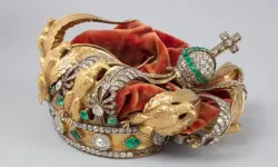 Louvre Müzesi soygunda düşürülen tacı ilk kez paylaştı