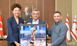 Erhürman, Atletizm Federasyonu heyeti ile milli atlet Savaşkan'ı kabul etti