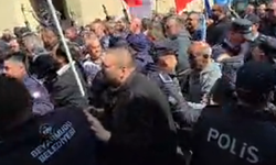 Eylemde Gergin Anlar: Sendikacılar Polis Barikatını Aşarak Meclis'e Girdi