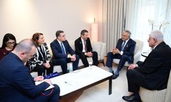 Dışişleri Bakanı Ertuğruloğlu, Pakistan Başbakan Yardımcısı ve Dışişleri Bakanı Ishaq Dar ile görüştü