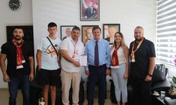 Bayındırlık ve Ulaştırma Bakanı Arıklı KKTC Galatasaraylılar Derneği'ni kabul etti