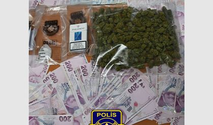 İskele'de araçlarında uyuşturucu ve 28 bin 155 TL nakit para bulunan dört kişi tutuklandı