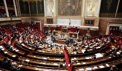 Fransa Meclisi’nin tavanından su sızdı, oturuma ara verildi