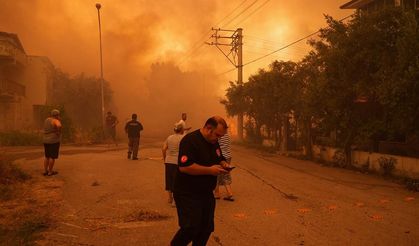 İzmir'de iki ayrı orman yangını: Yerleşim yerleri tehdit altında