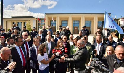 Fiber Optik Protokolü'ne Meclis içinde muhalefet milletvekilleri karşı çıkarken Meclis önünde sendikalar tepkilerini ort