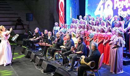 Bahar Esintileri Sanat Derneği Korosu Portakal Festivali'nde konser verdi