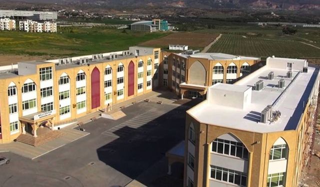 İrsen Küçük Ortaokulu'nda başörtüsü tartışması sonrası öğrenci, Hala Sultan İlahiyat Koleji'ne geçiş yaptı
