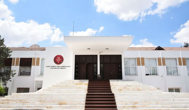 Tarihe tanıklık eden binaya veda… KKTC Cumhuriyet Meclisi’nde bir devir sona erdi