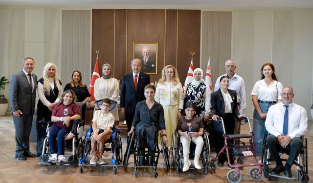 Cumhurbaşkanı Tatar Tekerlekli Sandalye Dans Milli Takımı sporcusu Yeliz Güllü ile bir araya geldi