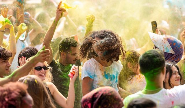 DAÜ Bahar Festivali’nde Color Fest