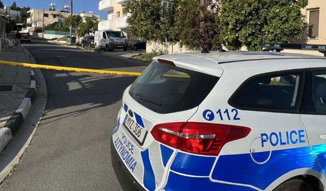 Maskeli gençler Limasol’da okul bastı