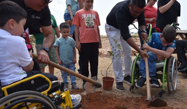 Ortopedik Özürlüler Derneği’nden Derinya’da ağaç dikme ve piknik etkinliği