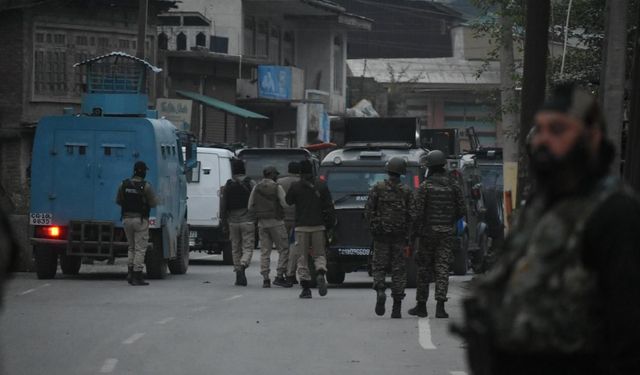 Pakistan güvenlik kaynakları: Hindistan'a ait 5 savaş uçağı düşürüldü