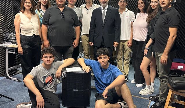 Telsim Freezone 11. Liselerarası Müzik Yarışması birincisi Levent College'e büyük ödülü teslim edildi
