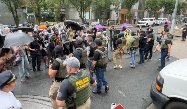 ABD'nin New York kentinde göçmenlere destek gösterisinde onlarca protestocu gözaltına alındı