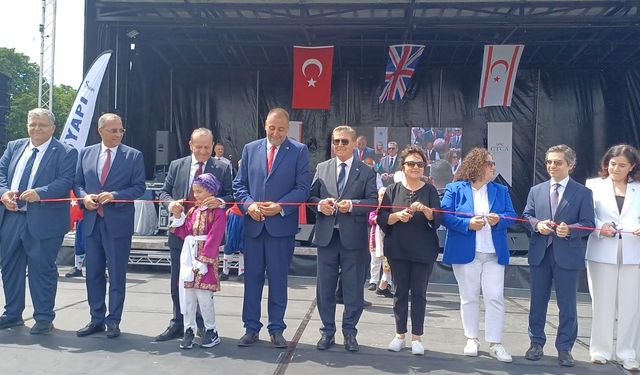 Bakan Ataoğlu, Londra’da düzenlenen 8. Kıbrıs Türk Kültür Festivali’ne katılarak konuşma yaptı