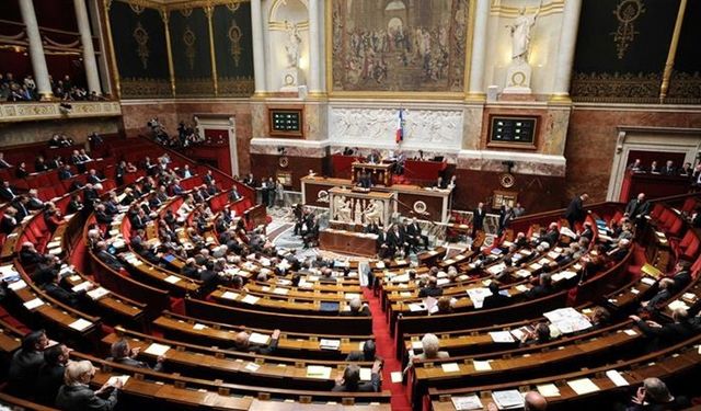 Fransa Meclisi’nin tavanından su sızdı, oturuma ara verildi