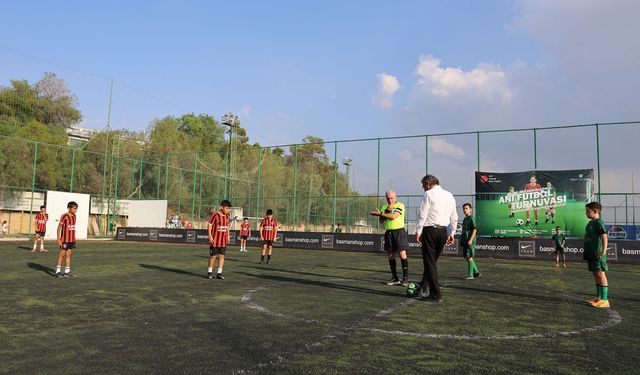 Geleneksel 27’nci Naci Talat Halı Saha Anı Futbol Turnuvası başladı