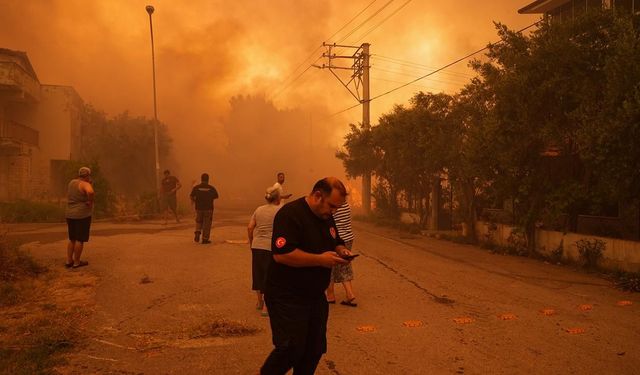 İzmir'de iki ayrı orman yangını: Yerleşim yerleri tehdit altında