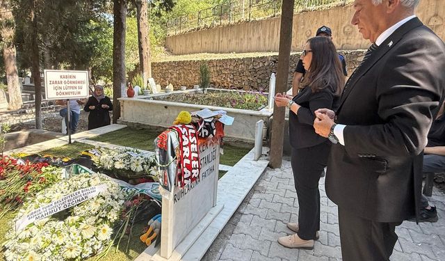 Özçınar, Ferdi Zeyrek’in kabrini ziyaret etti