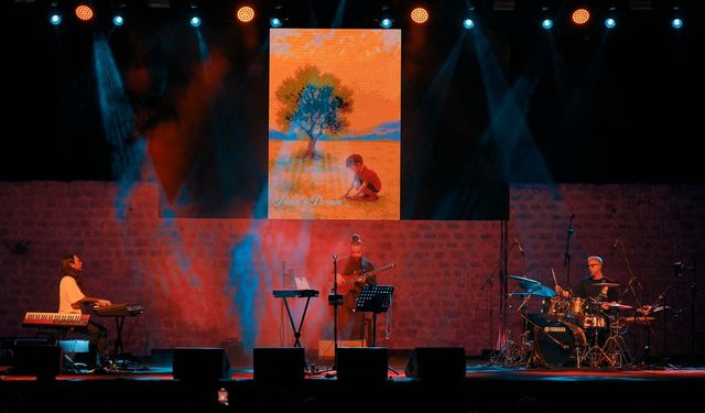 Gazimağusa'da Magnetic Faces Trio konser verdi