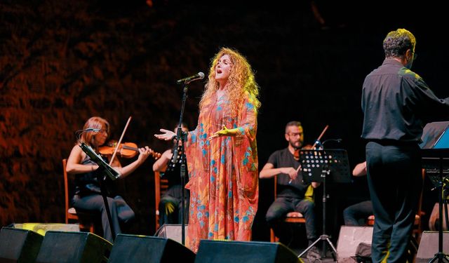 Serenad Bağcan ve Mağusa Kent Orkestrası Othello Kalesi’nde konser verdi