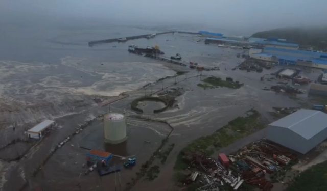 Tsunami dalgaları Hawaii'yi etkilemeye başladı... Rusya'da tsunami dalgalarının boyu beş metreyi buldu
