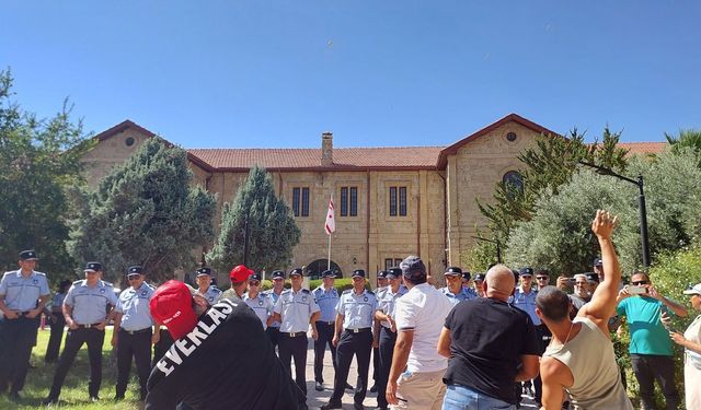 KOOP-SEN eylemi Başbakan Yardımcılığı önünde devam etti…