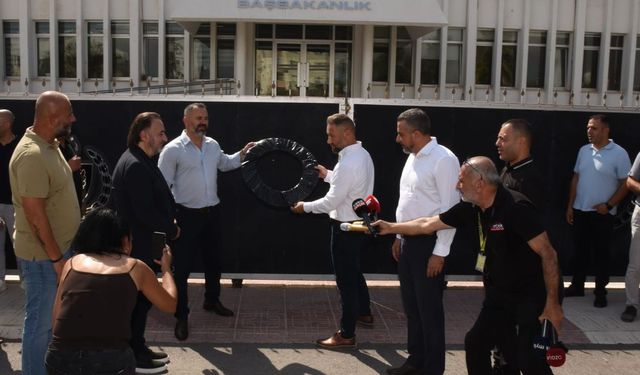 Kamuda yetkili beş sendika Başbakanlık’a siyah çelenk bıraktı