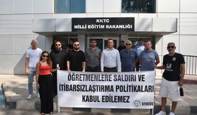 KTOEÖS hizmet içi eğitimde yaşanan olayı protesto etti, Bakanlık önüne siyah çelenk bıraktı