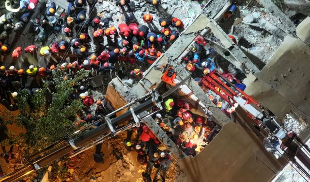 Gebze'de 7 Katlı Bina Çöktü: 4 Kişi Hayatını Kaybetti, 1 Kişi Kurtarıldı