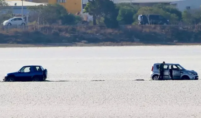 Larnaka Tuz Gölü'nde mahsur kalan 2 araç kurtarıldı