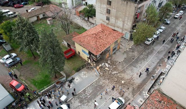 Sındırgı'da 6,1 büyüklüğündeki depremin ardından artçı sarsıntılar devam ediyor