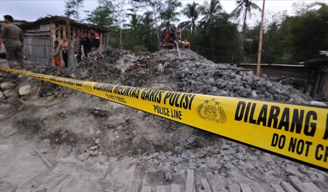 Endonezya'da toprak kayması nedeniyle ölenlerin sayısı 23'e yükseldi