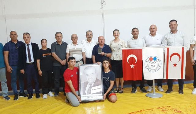 Güreşseverler Derneği, 20.Rifat Şener Güreş Hizmet Ödülü'nü Reşat Tekin'e verdi