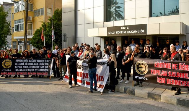 KTOEÖS, Atatürk'ün 87'nci ölüm yıldönümü dolayısıyla Millî Eğitim Bakanlığı önünde açıklama yaptı