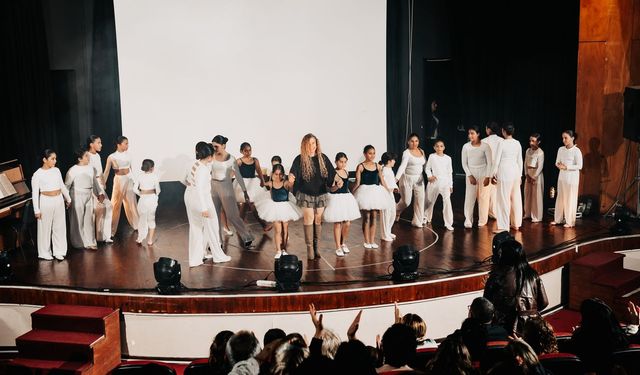 Dans öğrencileri, dansın tarihsel gelişimini sahneledi