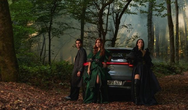 Özlem Süer İlkbahar-Yaz 2021 Koleksiyonunu Mercedes-Benz Fashion Week Istanbul'da Tanıttı